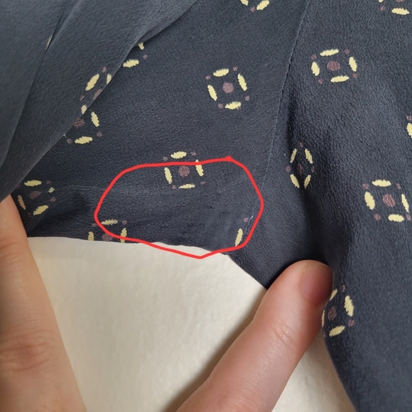 DKNY Silk Black Subtle Pattern Blouse 6 * READ - Picture 7 of 9